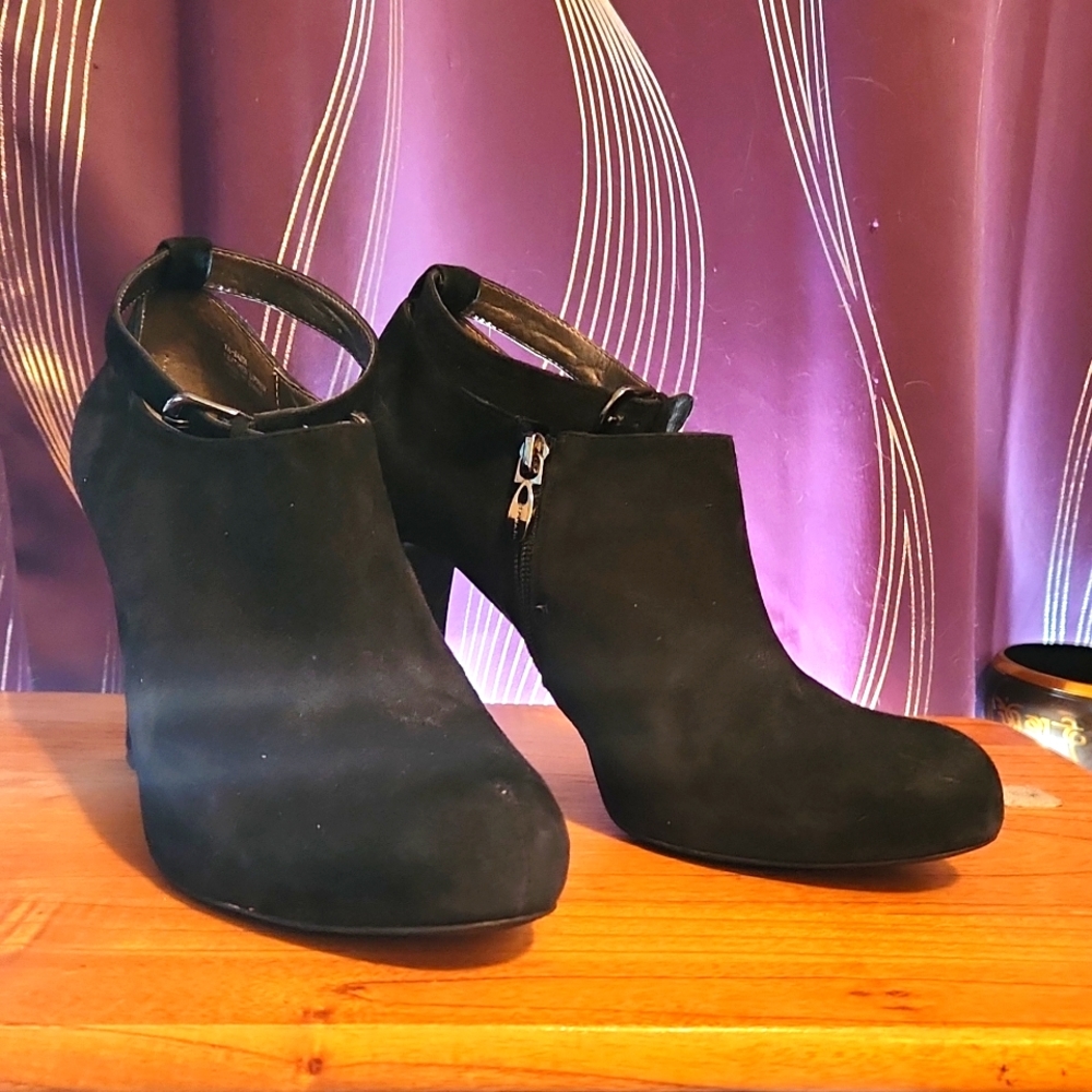 Tahari Sabia Heels